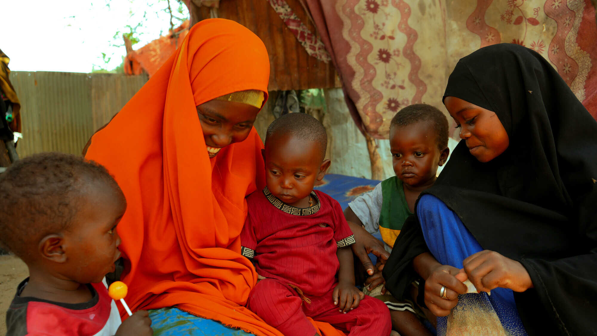 Amburo (28), from Baidoa, sits with her four children in a displacement camp in Mogadishu, Somalia. Her family received emergency cash assistance from Concern, enabling them to purchase essential items such as food and hygiene products. Photo: Adnan Mohamed/Concern Worldwide
